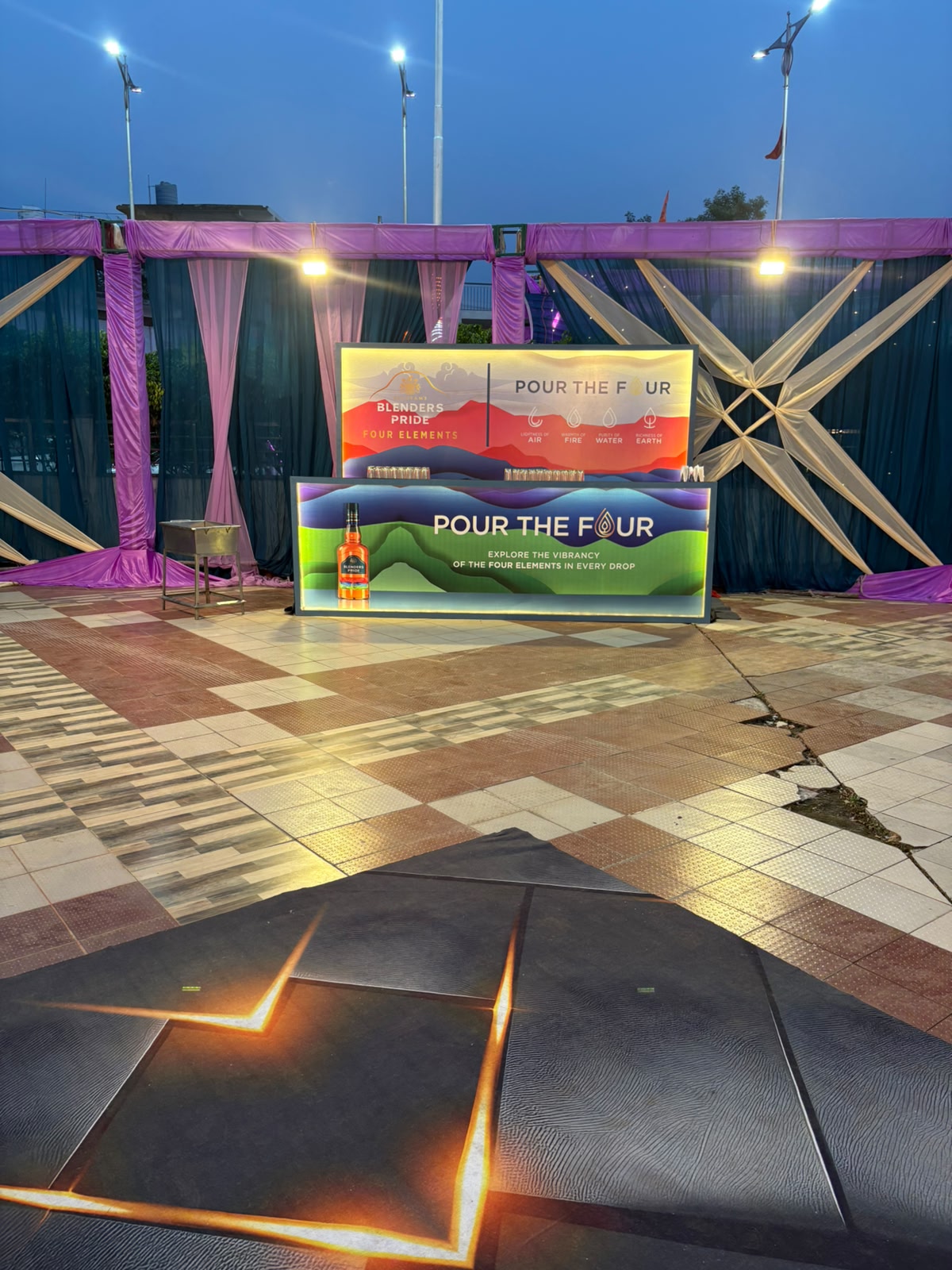 Themed Lounge & Bar